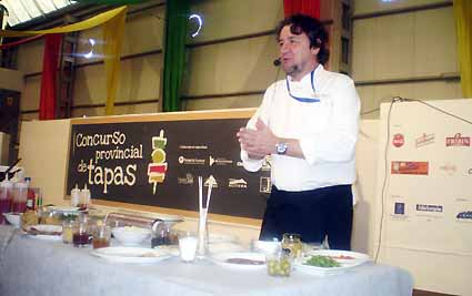 Koldo Royo, durante un showcooking en el Concurso de Tapas de Huesca